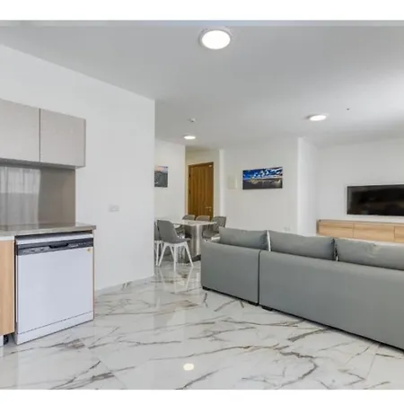 דירה Modern Comfort By The Coast 2 Bedroom Gem - By Hostmt