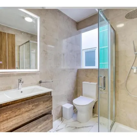 דירה Modern Comfort By The Coast 2 Bedroom Gem - By Hostmt *