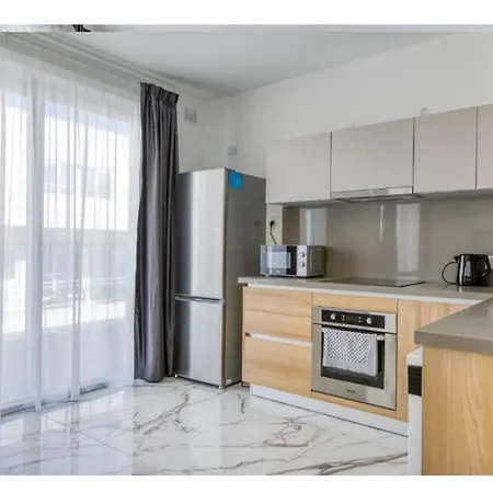 Modern Comfort By The Coast 2 Bedroom Gem - By Hostmt *