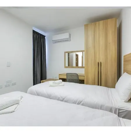 Modern Comfort By The Coast 2 Bedroom Gem - By Hostmt Apartament *