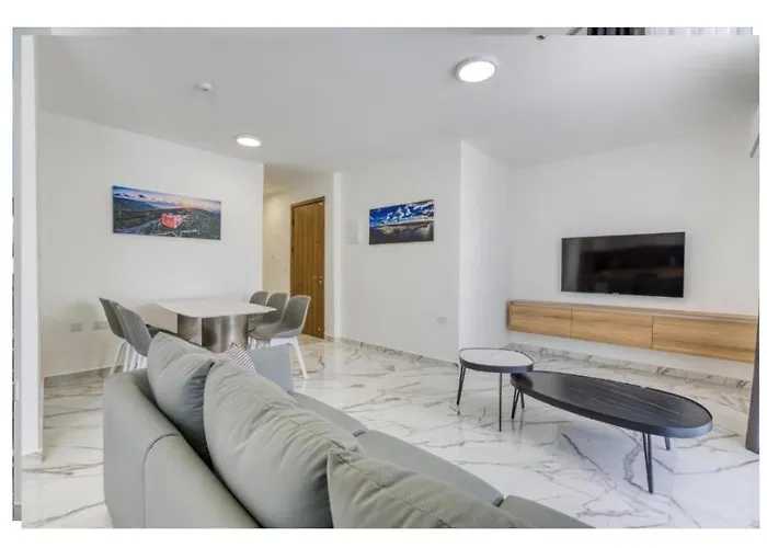 Modern Comfort By The Coast 2 Bedroom Gem - By Hostmt 公寓