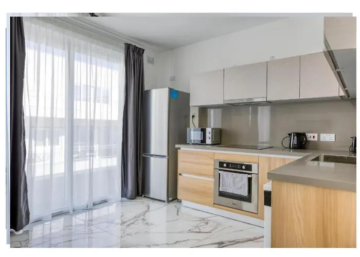 Modern Comfort By The Coast 2 Bedroom Gem - By Hostmt *