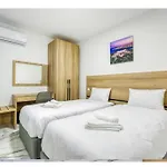 Modern Comfort By The Coast 2 Bedroom Gem - By Hostmt *