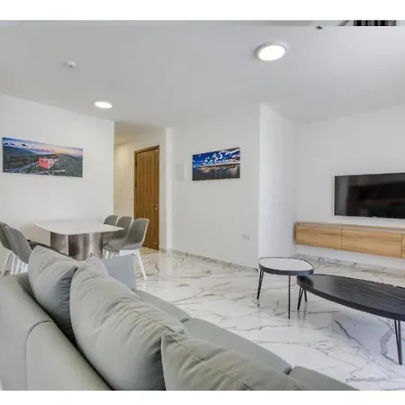 Modern Comfort By The Coast 2 Bedroom Gem - By Hostmt 公寓